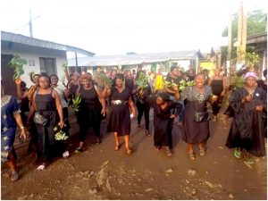 Bonadikombo women protesting inadequate water supply