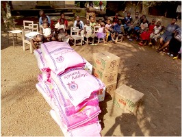 Children at Ma D’s Orphanage receive donations of K-Town Association of Atlanta, USA.