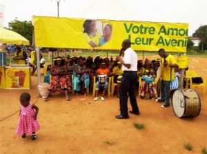  Nestlé Official speaking to a community