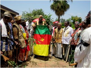 Fons and chiefs perform rites over flag