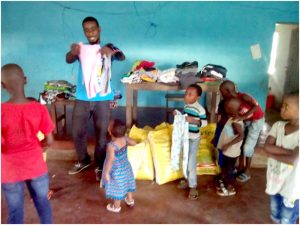  Divine Etuge symbolically hands gifts to IDPs 