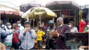  Cross-section of Limbe’s city dwellers at ‘Old Market’ listening to sensitisation team